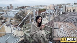 SIS.PORN. Lovelace pensa che se la sorellastra è abbastanza grande per fumare