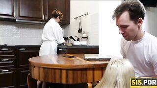 SIS.PORN. Une jeune femme aux petits seins se fait pénétrer par son beau-père