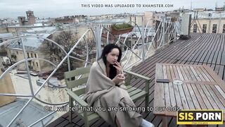 Una stronza dalla mente sporca prova le sigarette e la passione