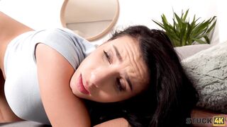 STUCK4K. Une superbe brune adore faire l'amour sur le canapé.