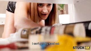 STUCK4K. Thomas sieht, dass die Hand des Kükens feststeckt und initiiert Sex