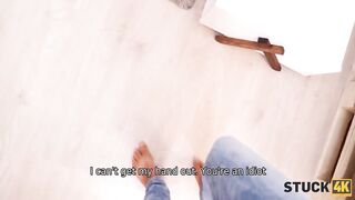 STUCK4K. Verspielter Freund liebt es, seinem sexy heißen Mädchen zuzusehen