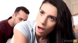 STUCK4K. Brünette suchte nach ihrem Telefon, als ihre Hand stecken blieb