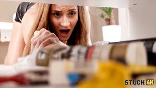 STUCK4K. Czech girl’s plan failed when she was stuck