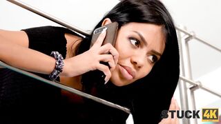 STUCK4K. Un uomo riesce a raggiungere la figa di Canela Skin incastrata