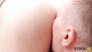 STUCK4K. Blonde Muschi ist vor Freund und er zieht harten Schwanz raus