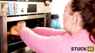 STUCK4K. A mão está presa no forno, mas a buceta da Isabella De Laa é do marido