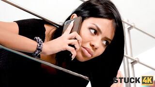 STUCK4K. La giornata di pulizie è stata un'ottima opportunità per una milf sexy