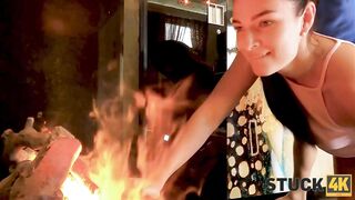 STUCK4K. Frozen Mädchen versucht aufzuwärmen und Sex am Kamin hilft wirklich