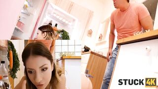 STUCK4K. Der Ehemann der italienischen Schönheit verschiebt die Hilfe und fickt ihre Vagina