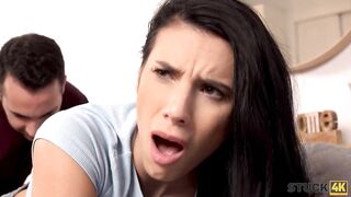 STUCK4K. La main de la bombe a été retenue, elle ne pouvait donc pas dire non.