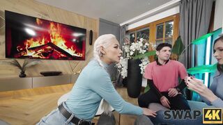 SWAP4K. Une jolie fille aux beaux seins nous a pris pour les propriétaires du château et nous a rejoints pour un plan à trois.