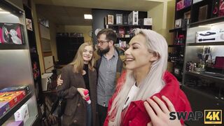 SWAP4K. J'ai rencontré Fibi Euro dans un sex-shop et je l'ai baisée sauvagement en trio avec Veronica Leal.