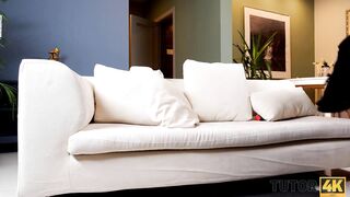 TUTOR4K. Estudante engraçada fode professora madura casada de meias brancas