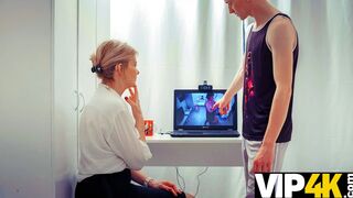 TUTOR4K. L'insegnante non vuole che venga pubblicato un video di nudo e accetta di fare sesso