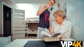 TUTOR4K. Un mec utilise des idées obscènes et finit par baiser une prof de littérature sexy.