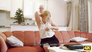 TUTOR4K. Une femme mûre comprend que le sexe est le seul moyen d'éveiller l'intérêt d'un homme.