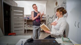 TUTOR4K. Naiver Tutor wird zu ungeplantem Sex mit einer Schülerin verleitet