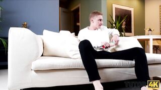 TUTOR4K. Chico lo hace suavemente con la profesora.