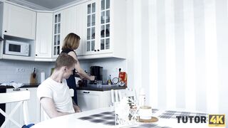 TUTOR4K. Uno studente sfoga la sua rabbia sessuale sull'insegnante di matematica per l'esame fallito