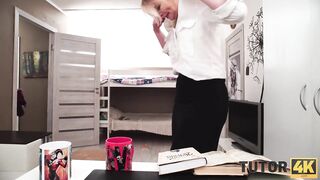 TUTOR4K. Un mec ne paie pas la leçon, mais la baise.