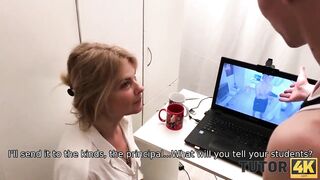 TUTOR4K. Un jeune homme verse du thé sur les vêtements du professeur.