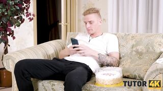 TUTOR4K. O cara não está satisfeito com a nota e penetra a buceta da tutora