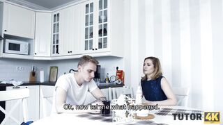 TUTOR4K. Reife Lehrerin kleidet sich auch wie Outfit und kam zu wütenden Schüler