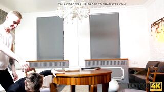 TUTOR4K. Un affascinante maturo passa il tempo a farsi valutare invece di insegnare