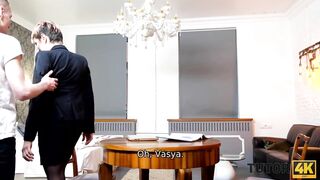 TUTOR4K. Un affascinante maturo passa il tempo a farsi valutare invece di insegnare