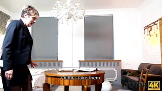 TUTOR4K. L'insegnante in calze viene penetrata molto velocemente