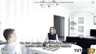 TUTOR4K. L'uomo sa che un insegnante privato lavora per due, quindi lo aiuta