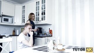 TUTOR4K. Garoto rico cobre o rosto da tutora com chantilly e dá um pau