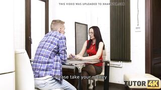 TUTOR4K. Un étudiant est amoureux d'une prof difficile à séduire.