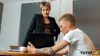 TUTOR4K. Un tutor severo non si preoccupa di fare sesso veloce con una nuova studentessa