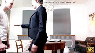 TUTOR4K. Strenger Tutor hat nichts dagegen, schnellen Sex mit einem neuen Schüler zu haben