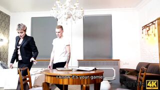 TUTOR4K. Un tuteur affaiblit l'homme, l'empêchant de s'arrêter.