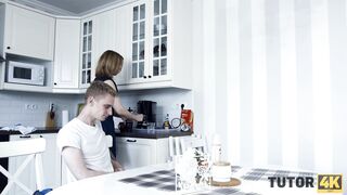 TUTOR4K. Reife Algebra-Lehrerin in Nylonstrümpfen wird von wütendem Schüler gefickt