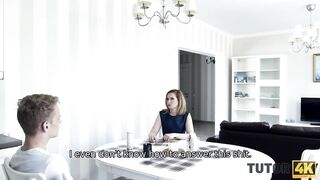 TUTOR4K. Junge löscht Tutoren Kleid und grob albern