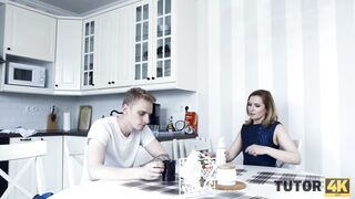 TUTOR4K. Un esame fallito è un'ottima opportunità per dare un pugno allo stomaco al tutor di algebra.