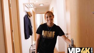 VIP4K. Adolescente ruiva pediu ajuda a um amigo e terminou em gozada interna