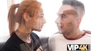 VIP4K. Adolescente ruiva pediu ajuda a um amigo e terminou em gozada interna