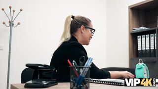 VIP4K. Mi ha fatto venire davvero velocemente con la sua figa stretta e le sue grandi tette