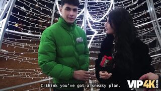 VIP4K. Il regalo dei suoi sogni era mettere la sua figa stretta su un enorme bastone