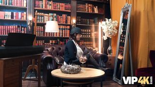 VIP4K. Eu me masturbei em frente ao espelho quando meu vizinho entrou