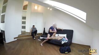 Un couple accepte de répondre à toutes les demandes de l'homme