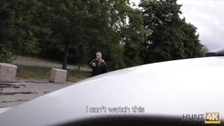 Un tizio calvo ha venduto la figa rasata della sua ragazza per una bella somma di denaro