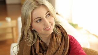 VIP4K. Uma garota extremamente gostosa não precisa de nada além de um pau velho e duro