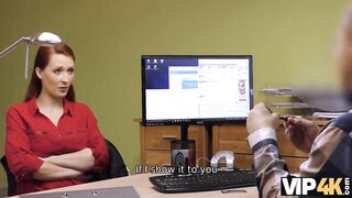VIP4K. Un tizio fortunato è pronto ad aiutare una bomba sexy in cambio di sesso.