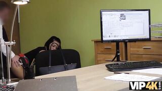 VIP4K. La morena de pelo largo Inga Devil llega a un pequeño préstamo.